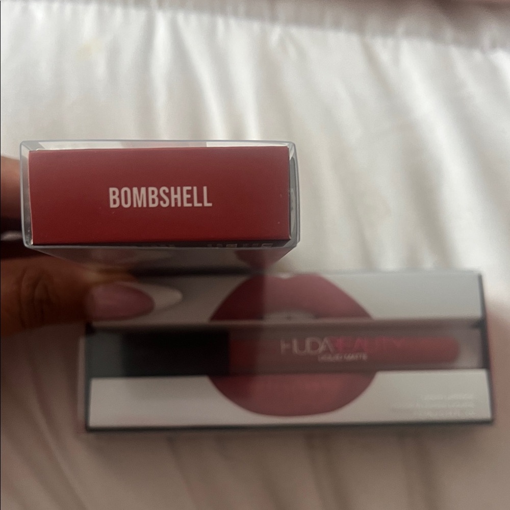HUDA BEAUTY Liquid Matte Lipstick in Bombshell